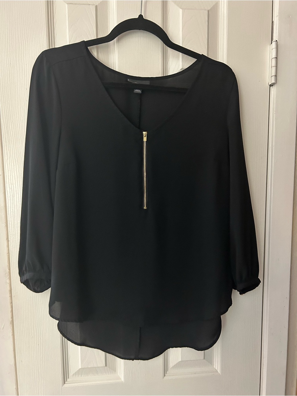 Women's Bold Elements Cut to curve Black Zip-Front lightweight Blouse, size M.